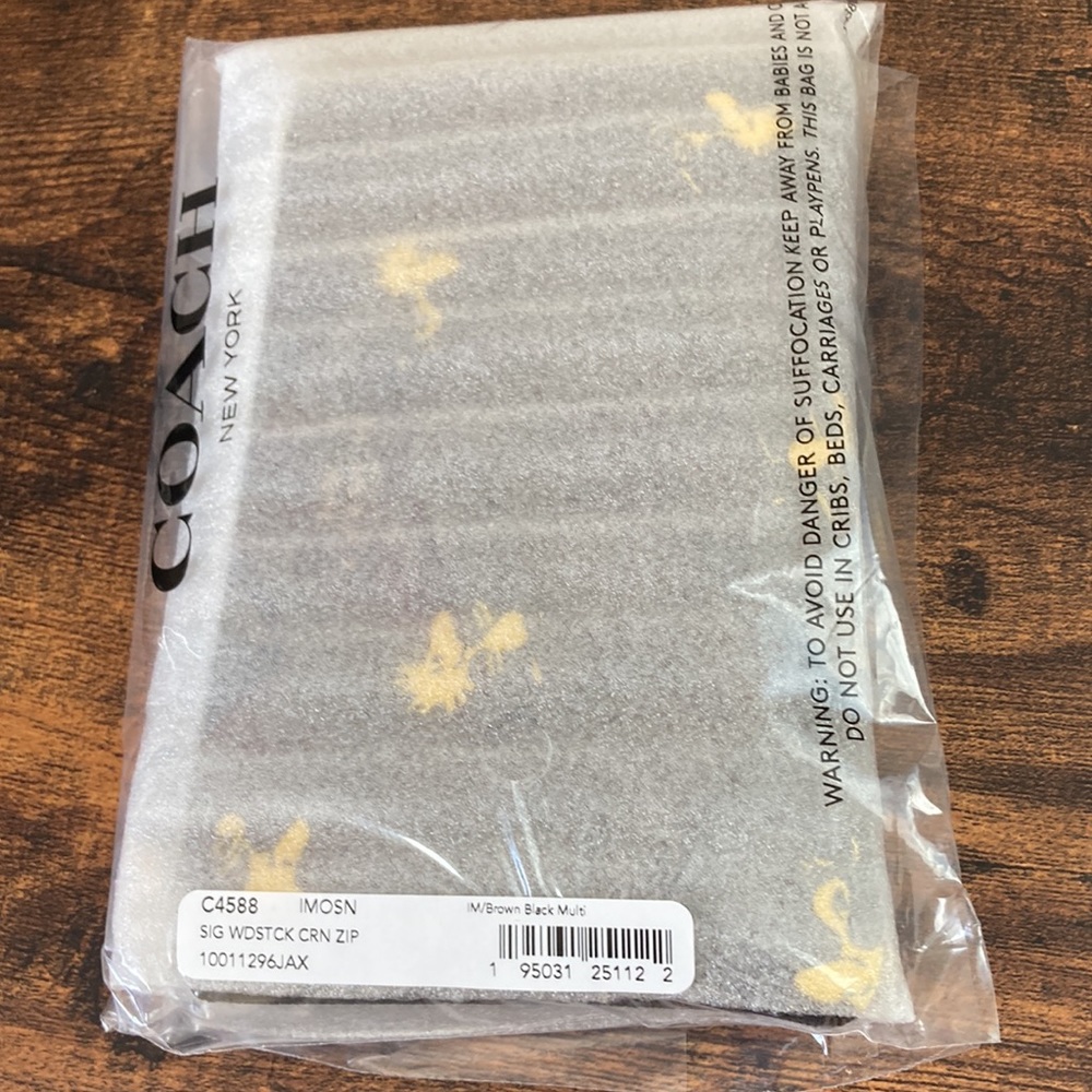 ๐ Coach x Peanuts Woodstock wristlet - Picture 4 of 5